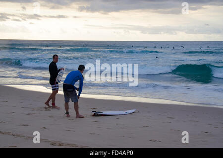 I cavalieri si preparano ad entrare in acqua la mattina presto alla Bondi Beach a Sydney, Australia Foto Stock