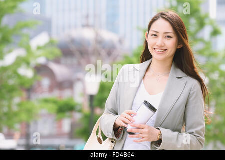 Giapponese imprenditrice attraente nel centro cittadino di Tokyo Foto Stock