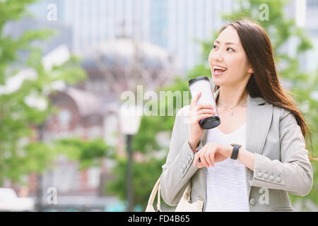 Giapponese imprenditrice attraente nel centro cittadino di Tokyo Foto Stock