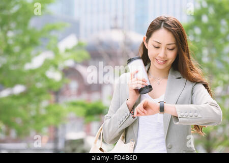 Giapponese imprenditrice attraente nel centro cittadino di Tokyo Foto Stock