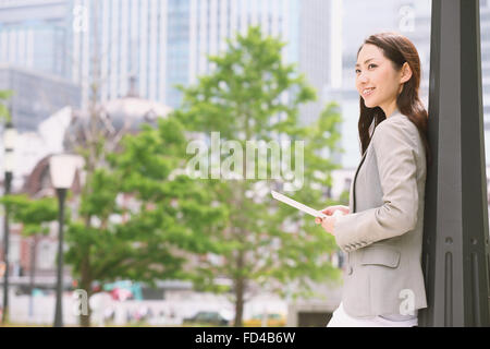 Giapponese imprenditrice attraente nel centro cittadino di Tokyo Foto Stock