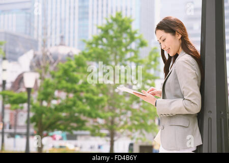 Giapponese imprenditrice attraente nel centro cittadino di Tokyo Foto Stock