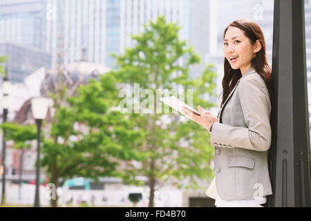 Giapponese imprenditrice attraente nel centro cittadino di Tokyo Foto Stock