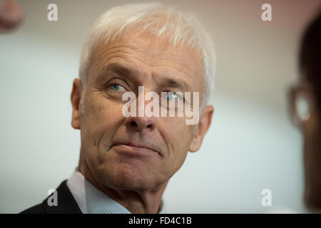 Colonia, Germania. 28 gen, 2016. Il CEO di Volkswagen AG, Matthias Mueller, assiste le migliori vetture 2016 Cerimonia di premiazione presso il centro congressi di Colonia, Germania, 28 gennaio 2016. Foto: MARIJAN MURAT/dpa/Alamy Live News Foto Stock