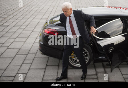 Colonia, Germania. 28 gen, 2016. Il CEO di Volkswagen AG, Matthias Mueller, esce una Porsche Panamera sul suo modo di migliori vetture 2016 Cerimonia di premiazione presso il centro congressi di Colonia, Germania, 28 gennaio 2016. Foto: MARIJAN MURAT/dpa/Alamy Live News Foto Stock