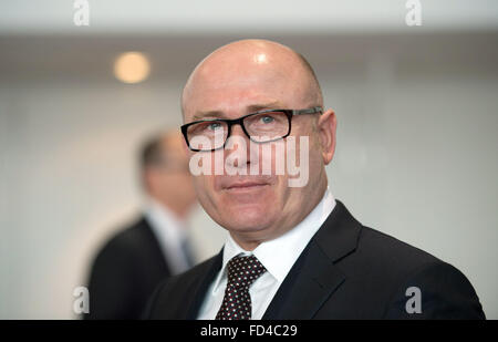 Colonia, Germania. 28 gen, 2016. Skoda CEO Bernhard Maier assiste le migliori vetture 2016 Cerimonia di premiazione presso il centro congressi di Colonia, Germania, 28 gennaio 2016. Foto: MARIJAN MURAT/dpa/Alamy Live News Foto Stock