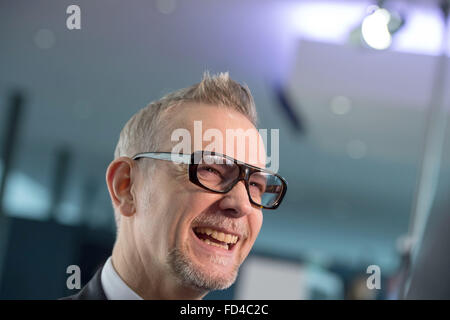 Colonia, Germania. 28 gen, 2016. Capo progettista con Mazda Motor Europe, Kevin Riso, assiste le migliori vetture 2016 Cerimonia di premiazione presso il centro congressi di Colonia, Germania, 28 gennaio 2016. Foto: MARIJAN MURAT/dpa/Alamy Live News Foto Stock