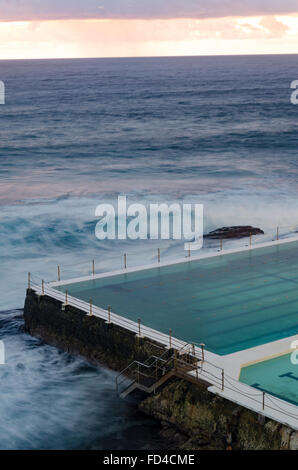 Famosa per gli icebergs Bondi, la piscina sull'oceano di Bondi Beach prima dell'alba al mattino presto a Sydney, Australia Foto Stock