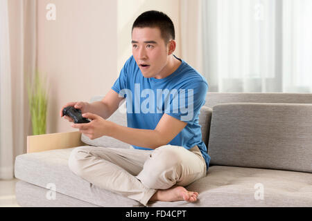 Giovane uomo per giocare con i videogiochi Foto Stock