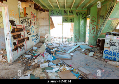 Una casa abbandonata a Bombay Beach, California, sulla riva orientale del Salton Sea Foto Stock