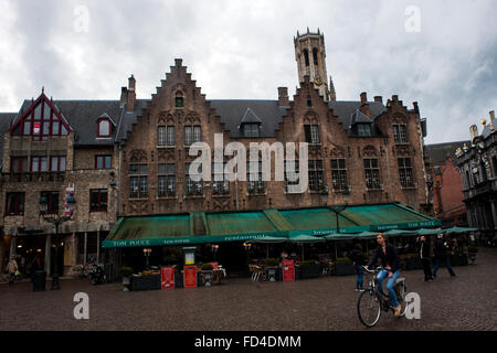 Un giovane in bicicletta attraverso la storica enclave di Burg in Bruges Foto Stock