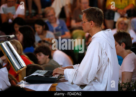 Comunità di Taizé. Chiesa della Riconciliazione. Sabato le preghiere della sera. Foto Stock