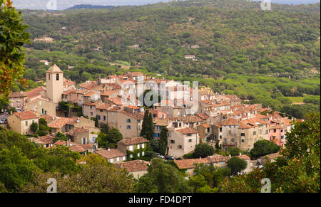 L'attraente cittadina collinare di Ramatuelle, vicino a Saint Tropez nel sud della Francia. Foto Stock