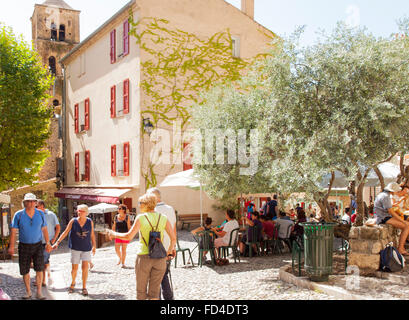 I turisti nel centro della trafficata destinazione visitatore Moustiers Saint Marie, Francia. Foto Stock
