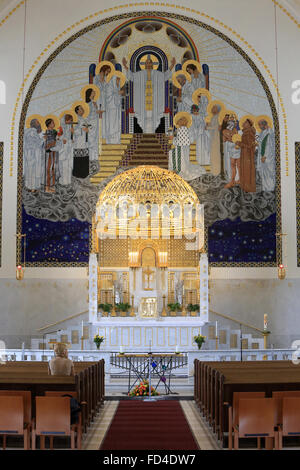 L altare maggiore e golden tettoia in rame. Steinhof chiesa costruita da Otto Wagner tra il 1902 e il 1907. Foto Stock