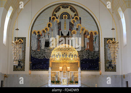 L altare maggiore e golden tettoia in rame. Steinhof chiesa costruita da Otto Wagner tra il 1902 e il 1907. Foto Stock