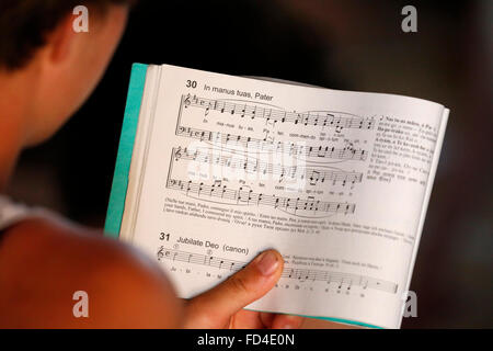 Comunità di Taizé. Chiesa della Riconciliazione. Sabato le preghiere della sera. Foto Stock