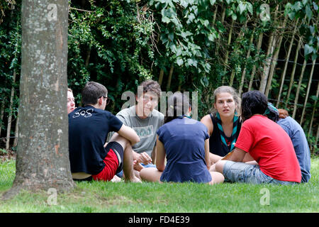 Taize comunità ecumenica. Piccolo gruppo di discussione. Foto Stock