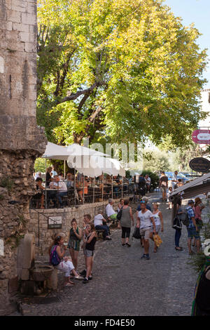 Popolare ristorante La Place du Tilleul, St Paul de Vence, Francia. Foto Stock