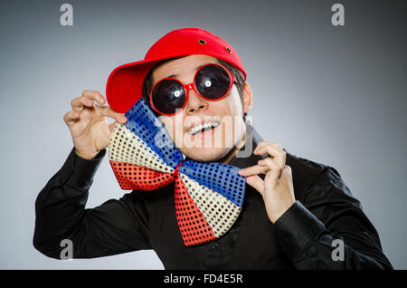 Il funny man con il gigante bow tie Foto Stock