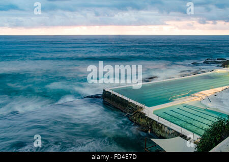 Famosa per gli icebergs Bondi, la piscina sull'oceano di Bondi Beach prima dell'alba al mattino presto a Sydney, Australia Foto Stock