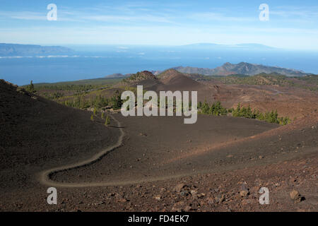 Un sentiero a piedi i serpenti attraverso la roccia vulcanica del Vulcano di Samara nel Parco Nazionale del Teide Tenerife, Spagna. Foto Stock