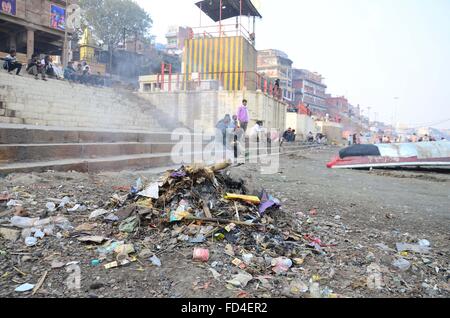 Varanasi, Uttar Pradesh, India. 28 gen, 2016. Varanasi: una vista del Fiume inquinato Ganga Ghat di Varanasi, la ganga è il più grande fiume in India con una straordinaria importanza religiosa per gli indù. Situato lungo le sue rive sono alcune delle più antiche del mondo abitato città come Varanasi e Patna. © Prabhat Kumar Verma/ZUMA filo/Alamy Live News Foto Stock