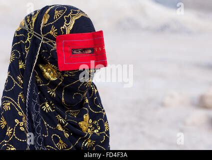 Un bandari donna che indossa una maschera tradizionale chiamato il burqa, isola di Qeshm, Salakh, Iran Foto Stock