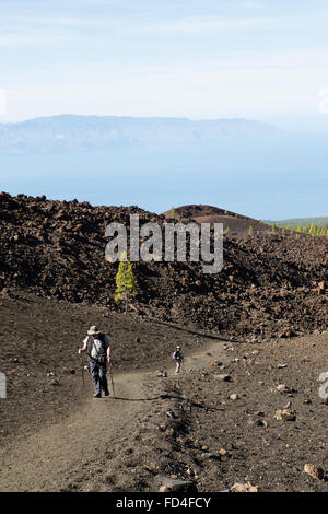 La gente che camminava su un sentiero di Samara Vulcano nel Parco Nazionale del Teide Tenerife, Spagna. Foto Stock