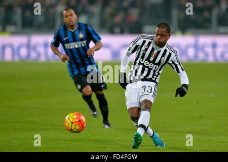 Torino, Italia. 27 gennaio, 2016. Coppa Italia Semi Finale. La Juventus contro Inter. Patrice Evra gioca la palla Credito: Azione Sport Plus/Alamy Live News Foto Stock