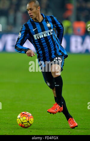 Torino, Italia. 27 gennaio, 2016. Coppa Italia Semi Finale. La Juventus contro Inter. Miranda sulla sfera Credito: Azione Sport Plus/Alamy Live News Foto Stock