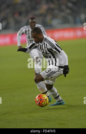 Torino, Italia. 27 gennaio, 2016. Coppa Italia Semi Finale. La Juventus contro Inter. Patrice Evra sulla sfera Credito: Azione Sport Plus/Alamy Live News Foto Stock