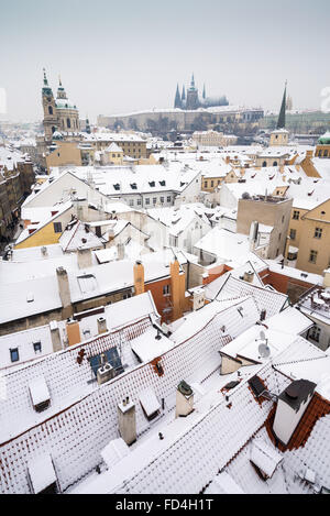 La magnifica vista del Castello di Praga e su Lesser a Praga in inverno, Repubblica Ceca, Europa Foto Stock