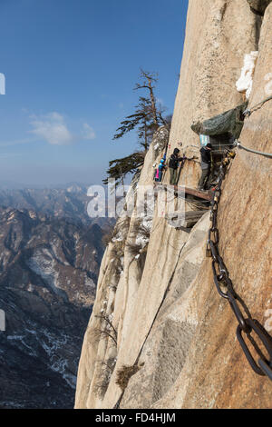 Gli alpinisti camminando sul sentiero di pericolo del monte Hua Shan Foto Stock