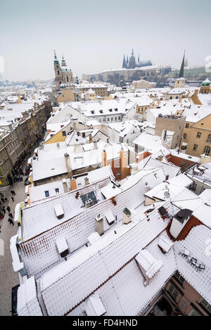 La magnifica vista del Castello di Praga e su Lesser a Praga in inverno, Repubblica Ceca, Europa Foto Stock