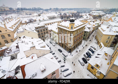 Storico case medievali su un angolo di strada Misenska e Piazza Drazickeho, quartiere Ponte Carlo a Praga, Repubblica Ceca Foto Stock