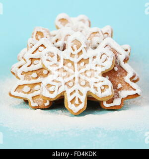 Biscotti di Natale nella farina su freddo sfondo blu Foto Stock