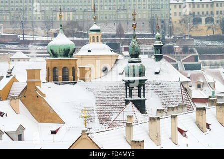 Neve tetti di Lesser Town Praga in inverno, Repubblica Ceca, Europa Foto Stock