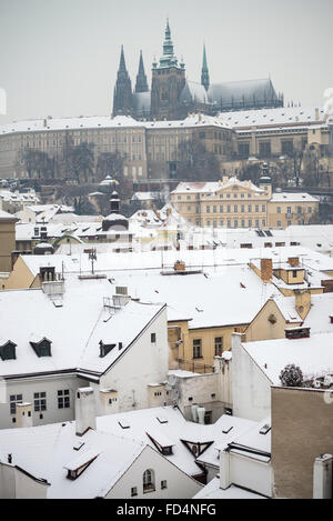 La vista del Castello di Praga e su Lesser a Praga in inverno, Repubblica Ceca, Europa Foto Stock