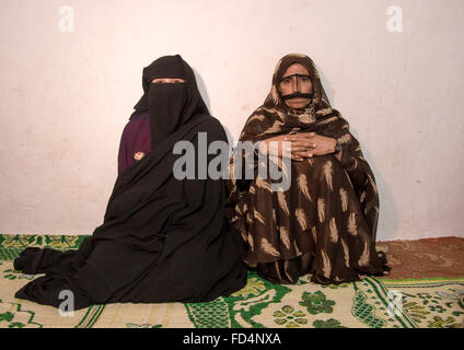 Bandari donne indossando maschera burqa e velo, isola di Qeshm, Salakh, Iran Foto Stock