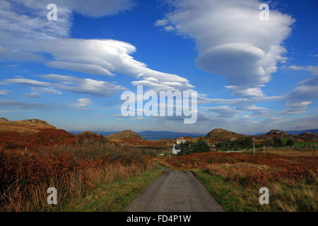 Nuvole lenticolari passando il mouse sopra la piccola frazione di Kintra sull'Isle of Mull nelle Ebridi Interne di Scozia Foto Stock