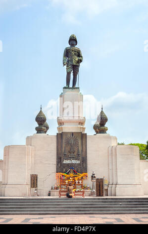 Statua di Rama Vi all'ingresso Lumpini Park a Bangkok, in Thailandia Foto Stock