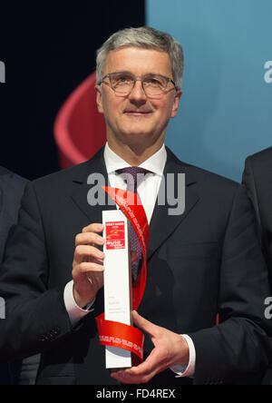 Colonia, Germania. 28 gen, 2016. CEO di Audi AG, Rupert Stadler detiene il trofeo per il vincitore di fascia media in classifica generale, Audi A4, presso le migliori vetture 2016 Cerimonia di premiazione presso il centro congressi di Colonia, Germania, 28 gennaio 2016. Foto: MARIJAN MURAT/dpa/Alamy Live News Foto Stock