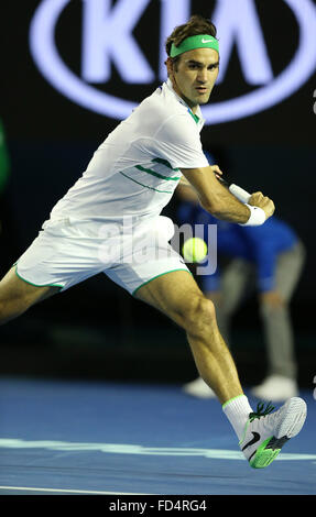 Melbourne, Australia. 28 gen, 2016. La Svizzera Roger Federer orologi la palla prima colpisce un colpo durante i suoi uomini singoli semifinale contro la Serbia il Novak Djokovic presso l'Australian Open di Tennis campionati di Melbourne, Australia, Gennaio 28, 2016. Federer ha perso 1-3. Credito: Bi Mingming/Xinhua/Alamy Live News Foto Stock