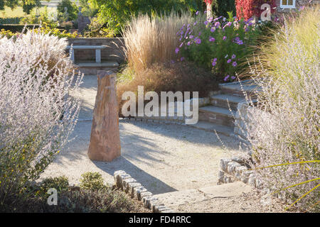 Il solare giardino, dotate di Perovskia e il cosmo. Brightwater giardini, Saxby, Lincolnshire, Regno Unito. In autunno, ottobre 2015. Foto Stock