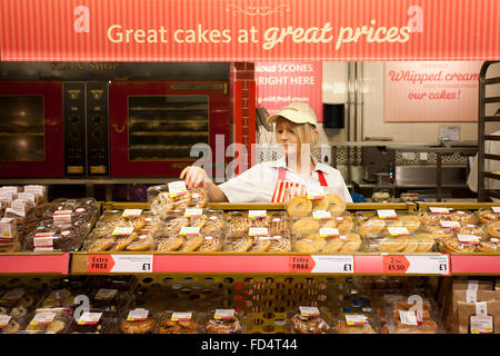 Morrisons supermercato. donna lavora nella panetteria sezione Foto Stock
