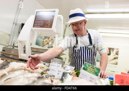 Morrisons supermercato. Un uomo lavora nel tuo pescivendolo sezione Foto Stock