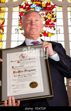Il sir Alex Ferguson , ex manager del Manchester United Football Club , riceve la libertà di Borough di Trafford Foto Stock