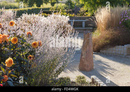 Il solare giardino, dotate di Perovskia, Dahlia e il cosmo. Brightwater giardini, Saxby, Lincolnshire, Regno Unito. In autunno, ottobre 2015. Foto Stock