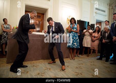 Stati Uniti Il presidente Barack Obama si unisce a uscire Segretariato Sociale Jeremy Bernard in una danza durante una cerimonia di congedo per Jeremy nello stato in sala da pranzo della Casa Bianca 18 Maggio 2015 a Washington, DC. Foto Stock